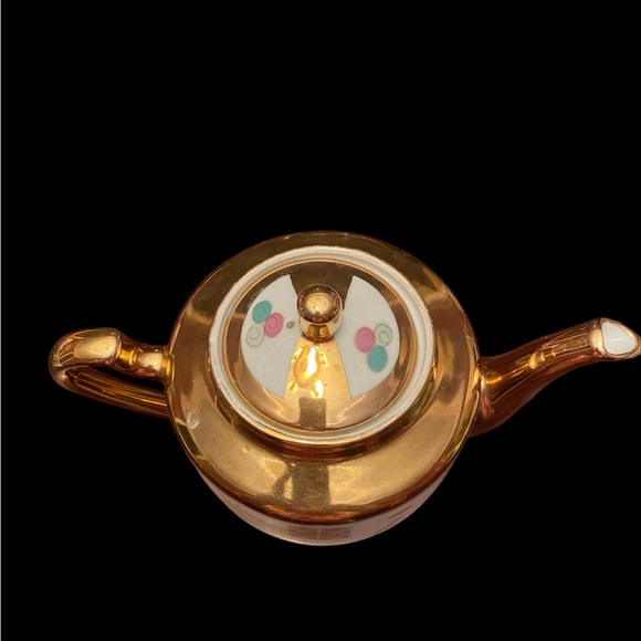 Vintage Chinese dragon and phoenix porcelain teapot trimmed in gold. - Picture 3 of 6